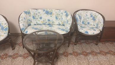 Set da giardino due poltrone ,divano e tavolino