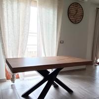tavolo allungabile con gambe incrociate 
