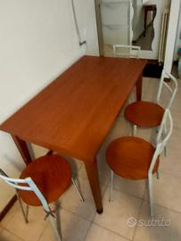 Tavolo allungabile e sedie 