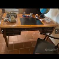 Scrivania, poltrona e libreria