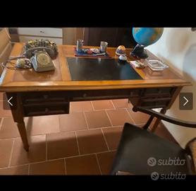 Scrivania, poltrona e libreria