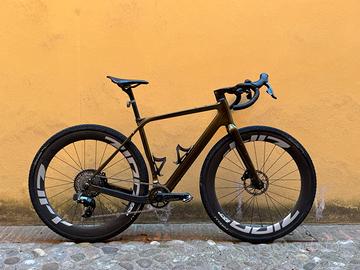 GRAVEL Carbonio M, ZIPP 303 XPLR S, SRAM Rival AXS