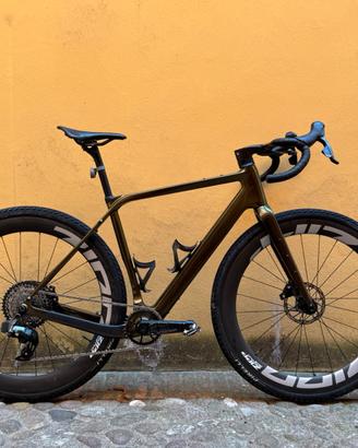 GRAVEL Carbonio M, ZIPP 303 XPLR S, SRAM Rival AXS