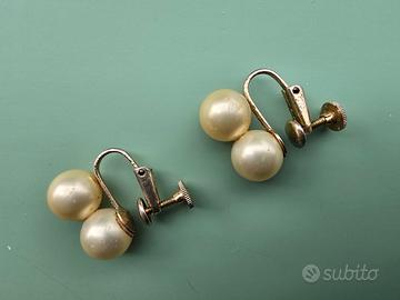 Orecchini vecchia bigiotteria con due perle