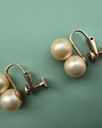 Orecchini vecchia bigiotteria con due perle