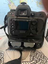 Nikon D100 con mb-d100