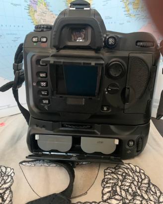 Nikon D100 con mb-d100