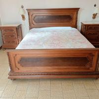 Letto, comodini e scrittoio antichi