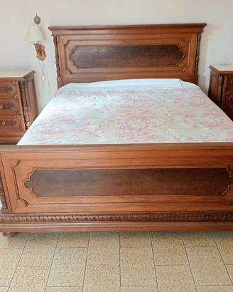 Letto, comodini e scrittoio antichi