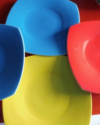 Servizio piatti colorati