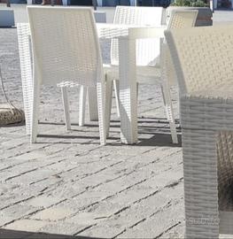 Stock tavoli e sedie e ombrelloni