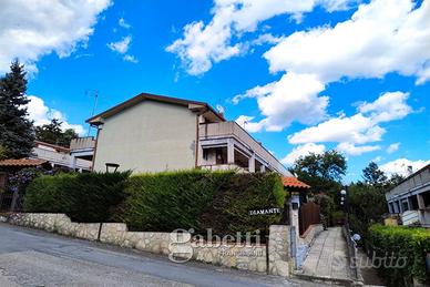 Bilocale con doppio giardino