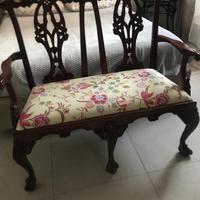 Divanetto antico in noce intagliato a mano