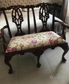 Divanetto antico in noce intagliato a mano