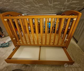 Culla in legno. 