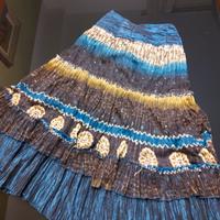 gonna ampia e lunga, con paillettes