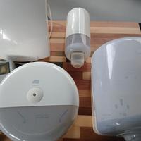 dispenser varie e un asciugamani elettrico