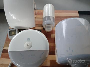 dispenser varie e un asciugamani elettrico