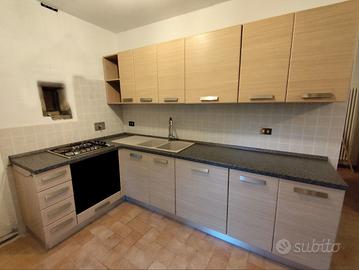 Cucina con piano cottura e cappa esterna