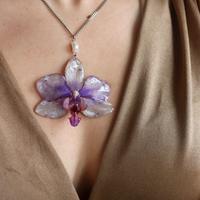 Collana con fiore vero di orchidea in resina 