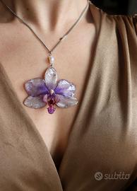 Collana con fiore vero di orchidea in resina 