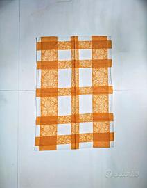 Tovaglia da cucina con un bel disegno a quadri. In