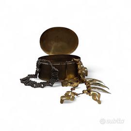 Scatola Vintage in Ottone con Collane Artigianali 