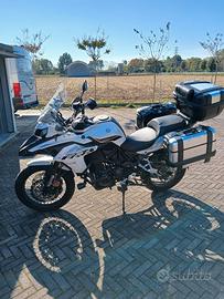 moto Benelli TRK 502x 