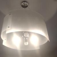 Lampadario moderno in vetro e metallo