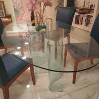 Tavolo in vetro curvato Fiam Italia con sedie