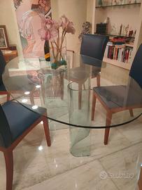 Tavolo in vetro curvato Fiam Italia con sedie