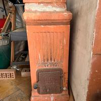 Antica stufa in ceramica