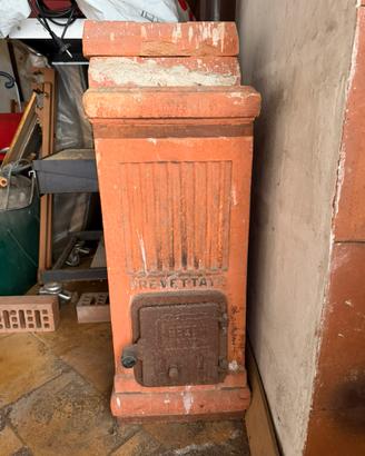 Antica stufa in ceramica