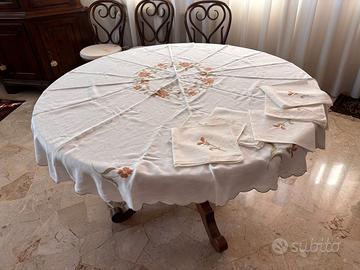 TOVAGLIA IN LINO RICAMATA DA 6 PERSONE