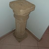 Colonne con capitelli lavorate in tipo carparo