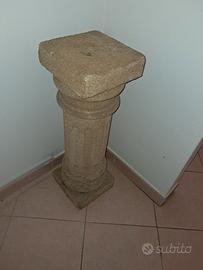 Colonne con capitelli lavorate in tipo carparo
