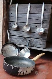 Pentolame in alluminio anni 50 per arredo taverna