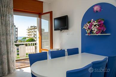 Vistafrontealmare /giugno/parcheggio