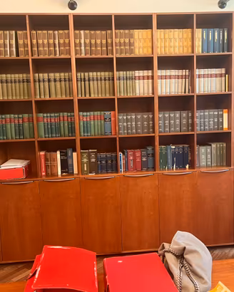 Libreria in legno di ciliegio e  due contenitori