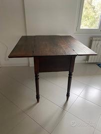 Tavolo da pranzo con cassetto