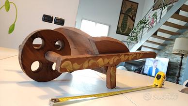 carriola in legno anni 1970 con dipinti floreali