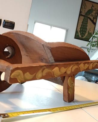 carriola in legno anni 1970 con dipinti floreali