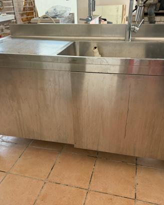 Lavabo in acciaio