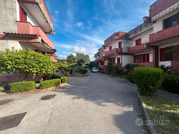 Villa a schiera in parco con posto auto