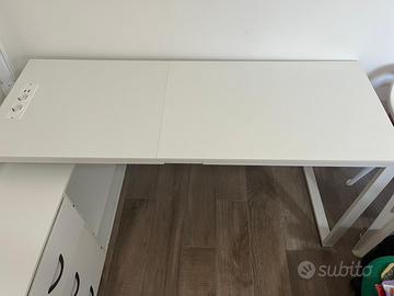 Scrivania angolare bianca con cassettiere e prese