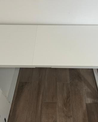 Scrivania angolare bianca con cassettiere e prese