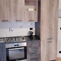 Cucina completa di forno e frigorifero,