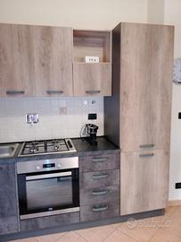 Cucina completa di forno e frigorifero,