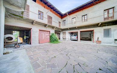 Intero cortile sviluppato su un terreno di 1300 mq