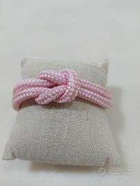 Bracciale con nodo in cordone rosa